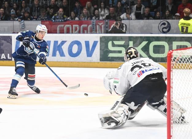Tomáš Pobežal (Nitra) a Jaroslav Janus (Košice) v šiestom zápase finále play off Tipos extraligy.