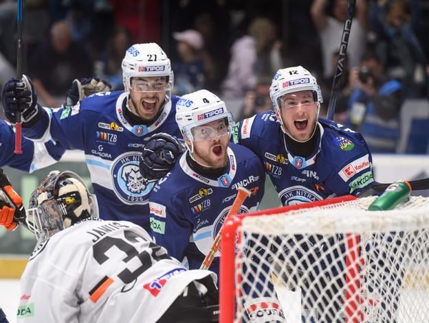 Na snímke zľava Sebastian Čederle (Nitra), Jaedon Descheneau (Nitra) a Josh Passolt (Nitra) sa tešia z víťazného gólu v šiestom zápase finále play off Tipos extraligy medzi HK Nitra - HC Košice 27. apríla 2025 v Nitre. FOTO TASR - Henrich Mišovič