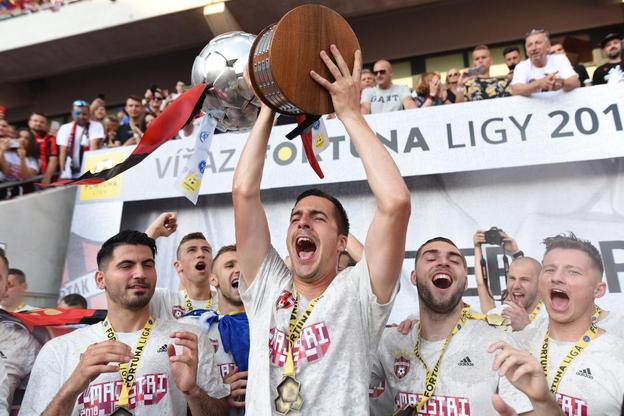 Štefan Pekár s trofejou pre ligového majstra za sezónu 2017/18, keď Niké ligu ovládol Spartak Trnava.