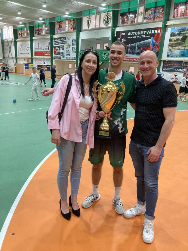 Lukačínovci - vľavo mama Gabriela a vpravo otec Michal - so synom Adamom po zisku Ligového pohára pre MHC Štart Nové Zámky.