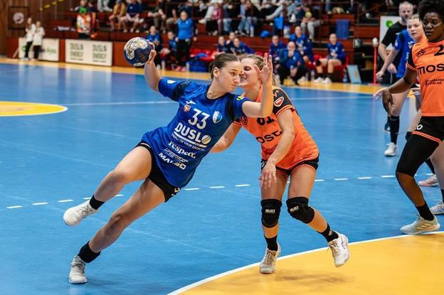 Vekom ešte dorastenka Michaela Lukačínová naberá skúsenosti v ženskom tíme HK Slovan Duslo Šaľa, na fotografii pri zakončení v stretnutí proti DHK Baník Most.
