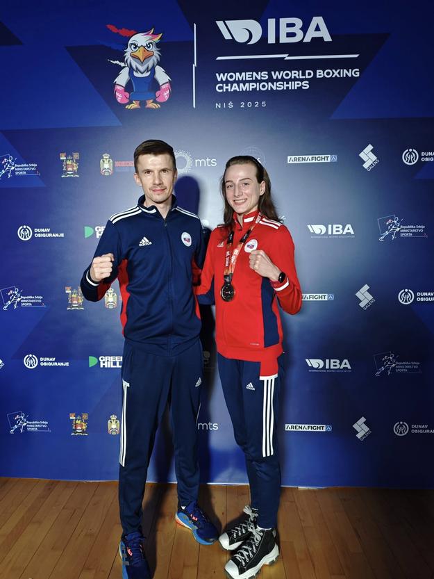 Reprezentačný tréner Slovenska Pavol Hlavačka so svojou zverenkyňou Miroslavou Jedinákovou na MS 2025 v Niši, kde vybojovala bronzovú medailu.