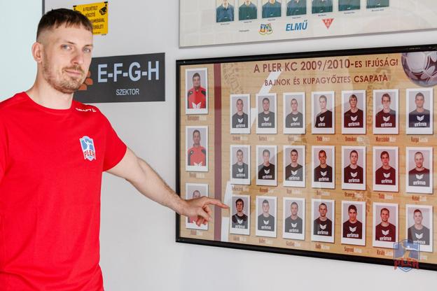 Jakub Mikita sa v novej sezóne vráti tam, kde sa začalo jeho pôsobenie v Maďarsku. Na fotografii pri table dorasteneckého družstva PLER KC Budapešť zo sezóny 2009/2010.