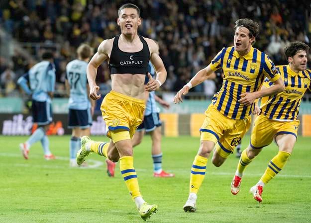 Na snímke gólová radosť futbalistov DAC po góle na 2:1 zľava strelec gólu Damir Redzic, Maté Tuboly a Ammar Ramadan počas 7. kola nadstavbovej časti futbalovej Niké ligy skupiny o titul FC DAC 1904 Dunajská Streda - ŠK Slovan Bratislava 26. apríla 2025