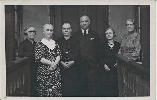 An old postcard of Nathan Stein with siblings.