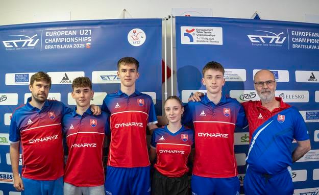 Slovenská stolnotenisová reprezentácia do 21 rokov pred ME v Bratislave (zľava): tréner mužov Peter Šereda, Damián Flóro, Samuel Palušek, Dominika Wiltschková, Samuel Arpáš a kouč žien Jaromír Truksa.