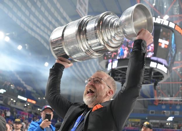 Tréner Košíc Dan Ceman s majstrovským pohárom po siedmom zápase finále play off hokejovej Tipos extraligy medzi HC Košice - HK Nitra 29. apríla 2025 v Košiciach. 