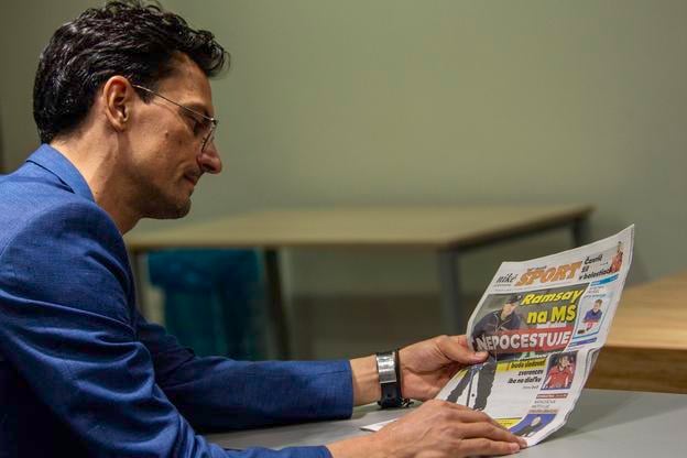 Nový tréner Slovana Bratislava Brad Tapper si pozerá redizajn denníka Šport