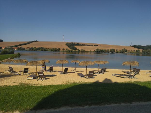 The sandy beach at Kunovská Dam looks like something out of a far-off holiday destination.