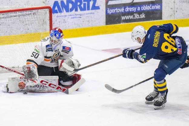 Na snímke zľava brankár Rastislav Eliáš (Košice) a Dalibor Bortňák (Spišská Nová Ves) počas zápasu 36. kola hokejovej Tipos extraligy HK Spišská Nová Ves - HC Košice