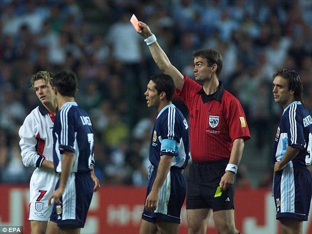 David Beckham (vľavo) musí po červenej karte opustiť scénu MS 1998...