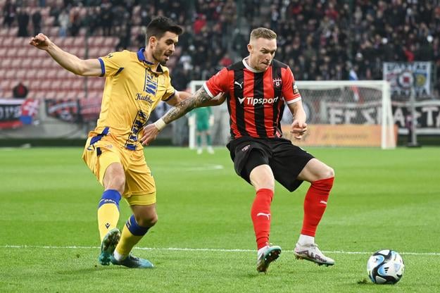 Roman Procházka (vpravo) v súboju s Ihorom Charatinom z DAC Dunajská Streda.