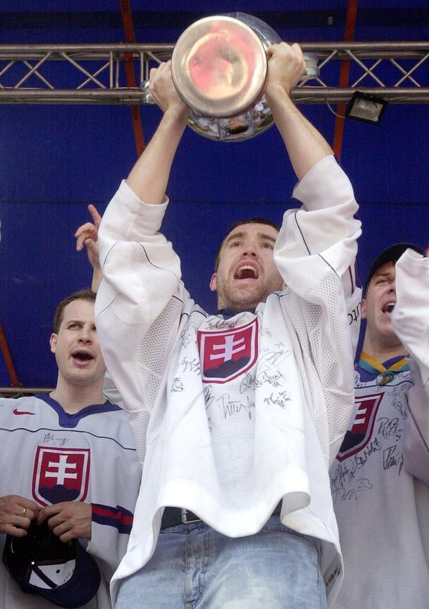 Pálffy dvíha nad hlavu víťaznú trofej.