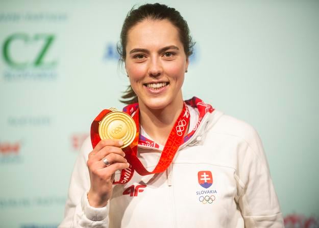 Petra Vlhová pózuje so zlatou olympijskou medailou zo slalomu.