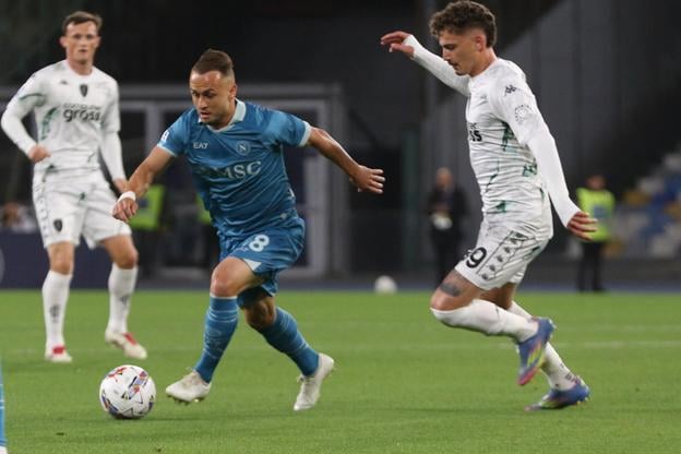 Slovenský stredopoliar Stanislav Lobotka (vľavo) patrí ku kľúčovým hráčom Neapola.