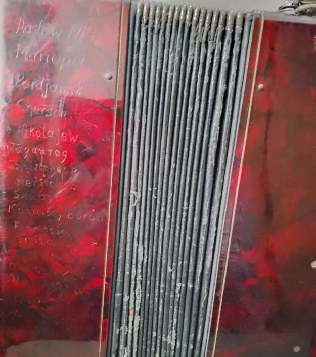 The back of the accordion.