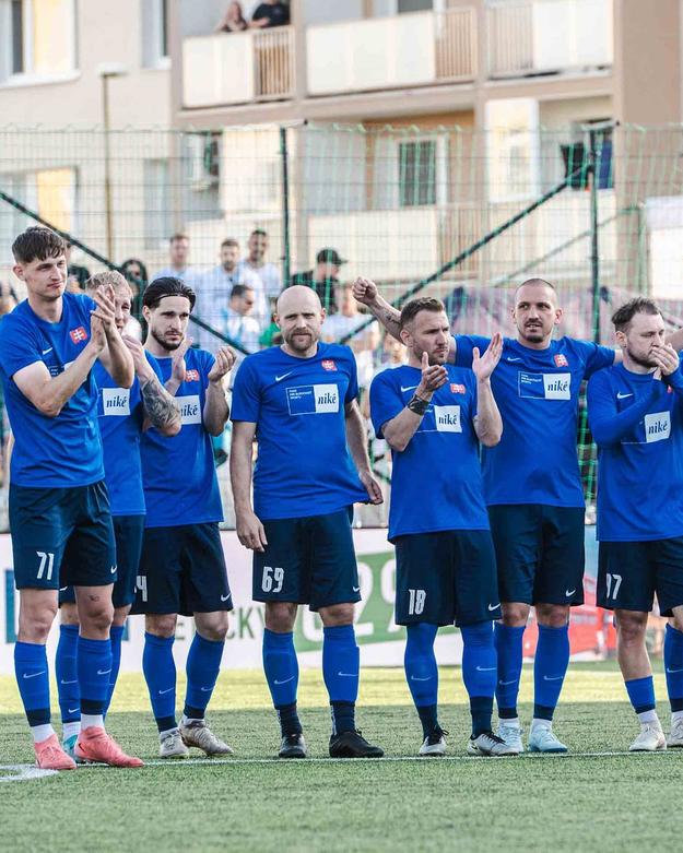 Slovenskí reprezentanti v malom futbale vyhrali EMF Nations Games v Košiciach, z úspechu sa tešili aj Dávid Guba (druhý sprava) a Erik Jendrišek (tretí sprava).