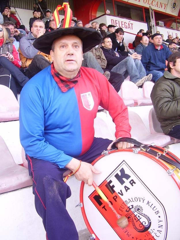 Slávny Manolo bubnoval v Topoľčanoch. A mal aj bubon s logom domáceho klubu.