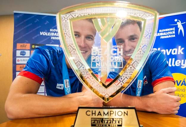 Reprezentovať nás bude aj Adrián Petruf, v plážovom volejbale. Na snímke s Ľubošom Nemcom s trofejou pre víťaza turnaja Beach Pro Tour Futures Svetovej série FIVB, ktorú vyhrali vo filipínskom Nuvali.