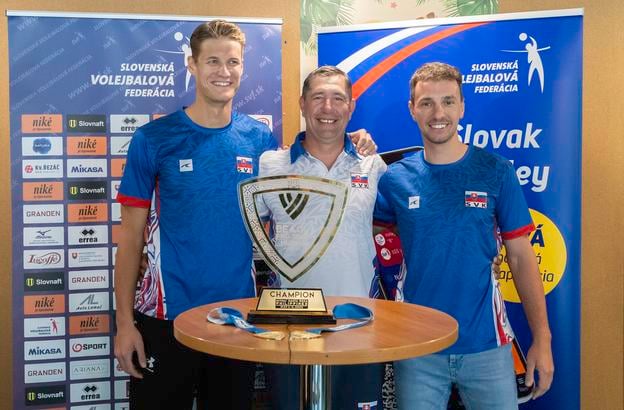 Na snímke slovenskí plážoví volejbalisti Ľuboš Nemec (vpravo), Adrián Petruf (vľavo) a tréner Peter Varga s trofejou.