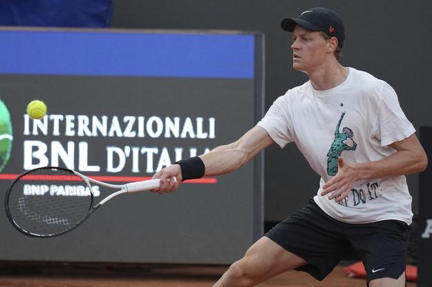 Jannik Sinner počas tréningu v rámci tenisového turnaja ATP Maters 1000 v Ríme 2025.