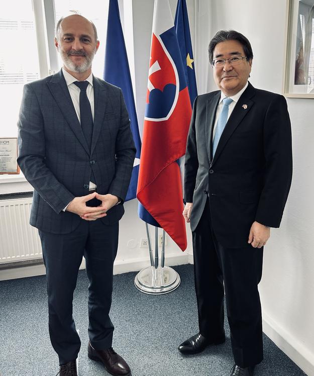  Valon Halimi, head of IOM Slovakia (left), and Yasuhiro Kawakami, Japan's ambassador to Slovakia (right). 