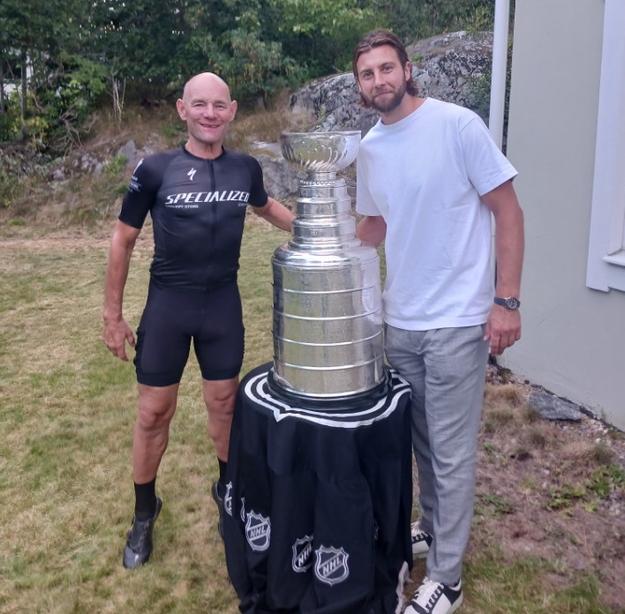 Thomas Storm s víťazom Stanley Cupu s Floridou Kevinom Stenlundom.