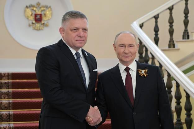 Robert Fico (l) shakes hands with Russia's President Vladimir Putin during his visit to Moscow on May 9, 2025.