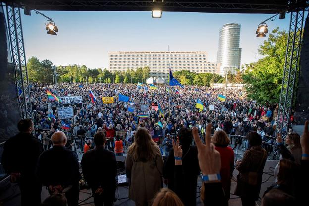 На фото протест "Словаччина – це Європа" 9 травня 2025 року в Братиславі