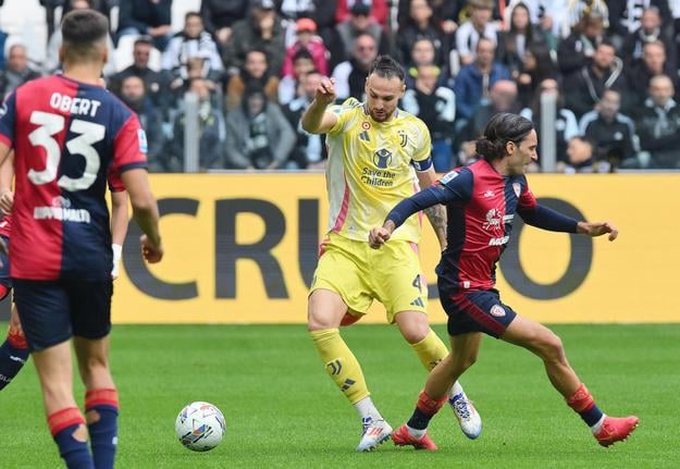 Zľava slovenský obranca Cagliari Adam Obert, hráč Juventusu Federico Gatti v zápase 7. kola talianskej Serie A vo futbale Juventus Turín – Cagliari Calcio.