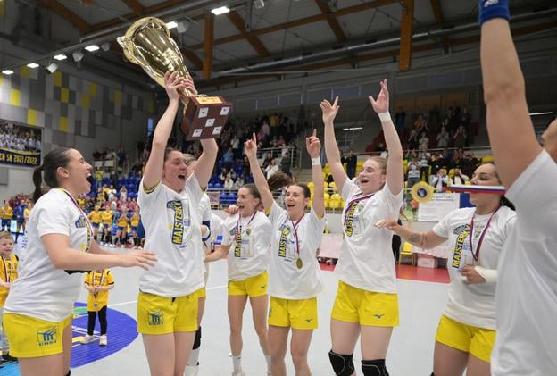 Hádzanárky MŠK Iuventa Michalovce oslavujú zisk 15. titulu majsteriek Slovenska.