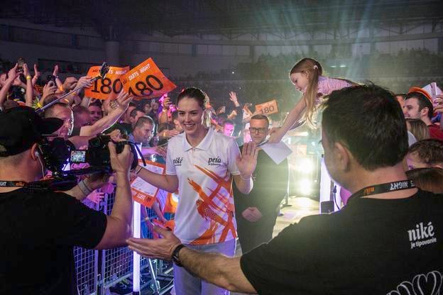Petra Vlhová pri nástupe na pódium počas Niké Darts Night 2025