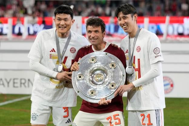 Kim Min-jae, Thomas Müller a Johan Kusi-Asare sa tešia zo zisku bundesligového titulu.