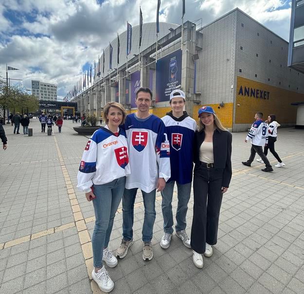 Mama Samuela Honzeka Monika, otec Martin, brat Matej a priateľka Julia pred Avicii Arénou.
