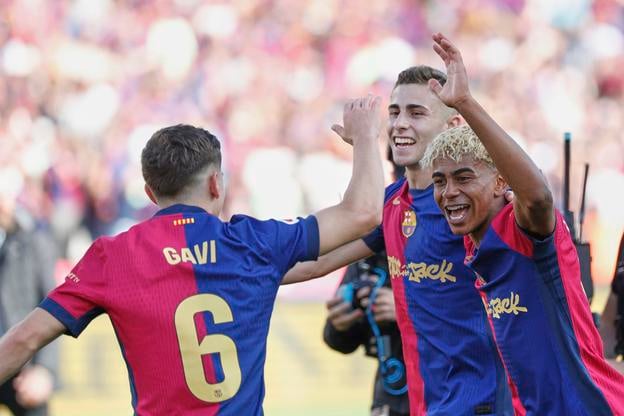 Futbalisti Barcelony oslavujú triumf nad Realom Madrid. 
