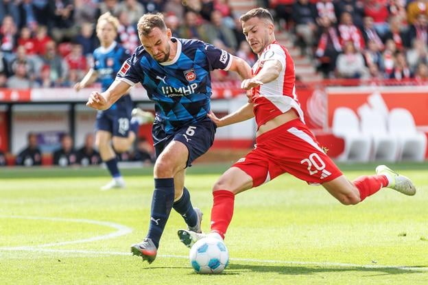  László Bénes (vpravo) z Unionu Berlín v súboji o loptu s Benediktom Gimberom z Heidenheimu 33. kola nemeckej Budnesligy Union Berlín - 1. FC Heidenheim 