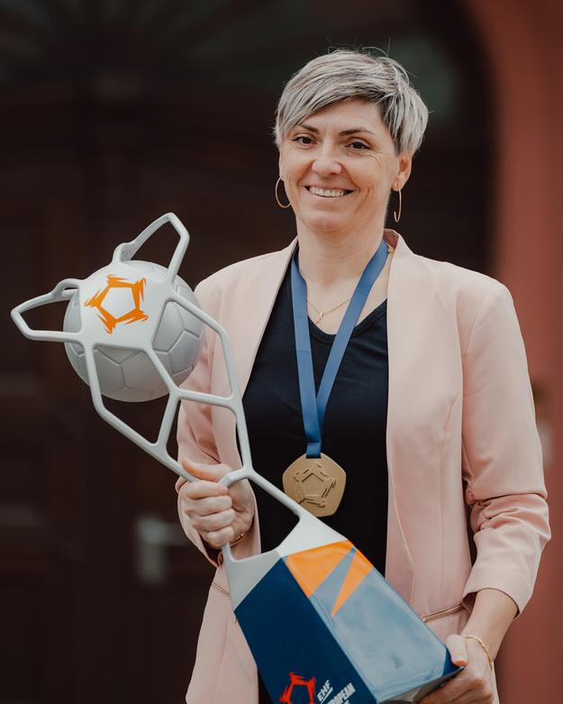 Lýdia Jakubisová s víťaznou trofejou za triumf v Európskej lige žien 2024/2025.