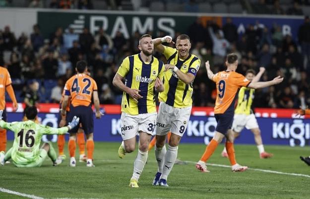 Kapitán Slovenska Milan Škriniar (vľavo) strelil počas víkendu tretí ligový gól vo farbách Fenerbahce.