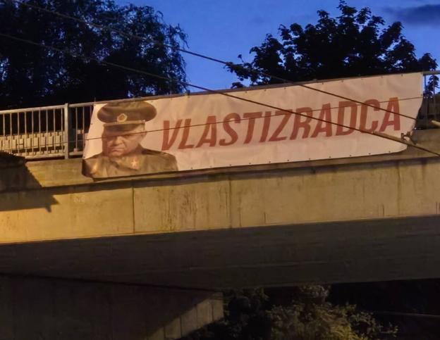 A banner appeared overnight from Monday to Tuesday in Košice, showing PM Robert Fico dressed in a Red Army uniform, with the word “Traitor” emblazoned above his image. The banner was hung from a bridge at a busy intersection linking Moscow Avenue and Československého odboja Street, in the city’s KVP district. The display was clearly visible to drivers on the major road beneath, drawing immediate attention.