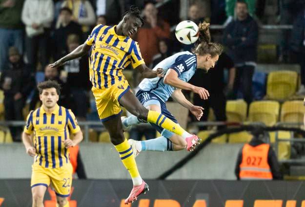 Július Szöke (Slovan) a Mahmudo Bajo (DAC) počas 7. kola nadstavbovej časti futbalovej Niké ligy skupiny o titul FC DAC 1904 Dunajská Streda - ŠK Slovan Bratislava 26. apríla 2025 v Dunajskej Strede.