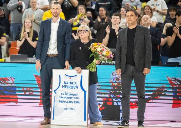 Natália Hejková na Pasienkoch s prezidentom SBA Michalom Ondrušom (vpravo) a generálnym sekretárom SBA Andrejom Kuffom.
