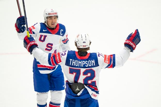 Americký hráč Tage Thompson (vpravo) oslavuje so spoluhráčom Claytonom Kellerom po tom, ako strelil víťazný gól v zápase B-skupiny USA - Nórsko na MS 2025 v dánskom Herningu.