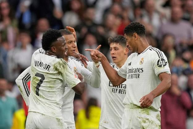 Futbalista Realu Madrid Kylian Mbappe (druhý zľava) sa teší so spoluhráčmi z gólu.
