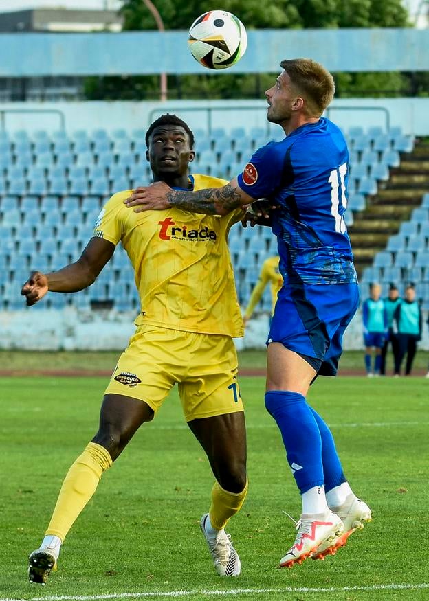 Humenčan Severin Tatolna bojuje o loptu s Filipom Oršulom. Zo stretnutia Slovan B - Humenné 1:1.