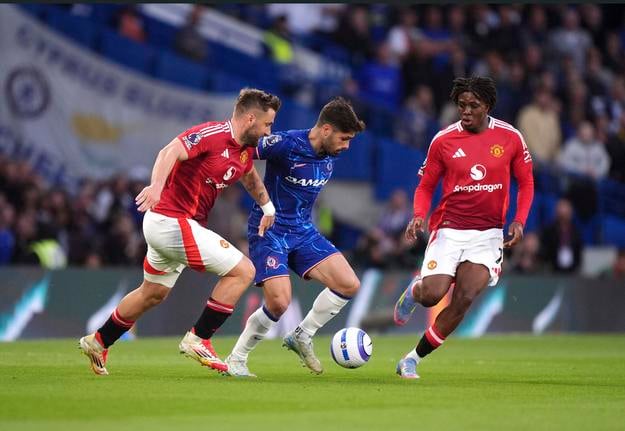 Hráč Chelsea Pedro Neto bojuje o loptu s Lukom Shawom z Manchestru United. Zo stretnutia 37. kola anglickej futbalovej Premier League Chelsea - Manchester United.