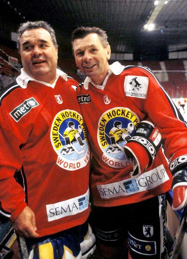 Dvojica rodákov zo Slovenska Vladimír Dzurilla a Stan Mkita na ľade arény Hovet pri exhibičnom zápase hokejový legiend počas MS 1995 v Štokholme.