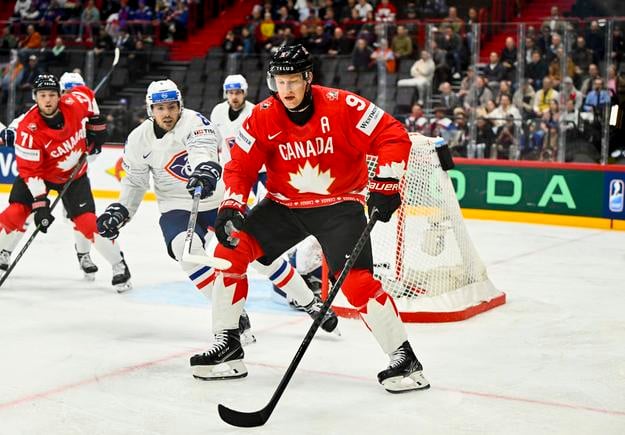 Nathan MacKinnon (v červenom), najväčšia hviezda súčasných MS v hokeji.