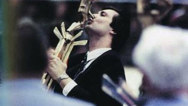 Kapitán Dárius Rusnák s víťaznou trofejou na MS 1985.