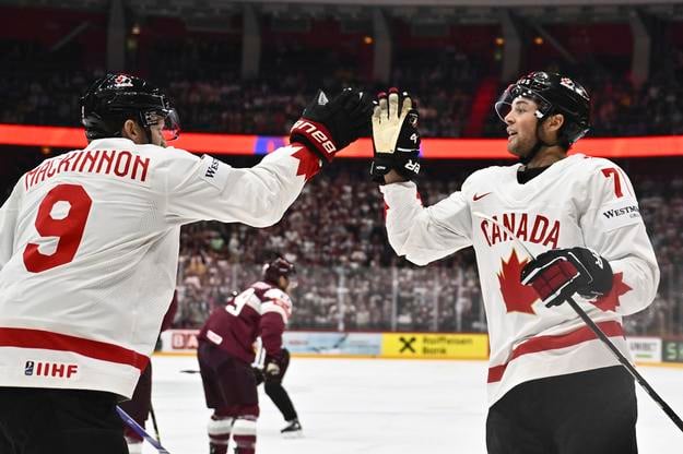 Klubový spoluhráč Juraja Slafkovského Mike Matheson (vpravo) zarába v NHL takmer päť miliónov ročne.