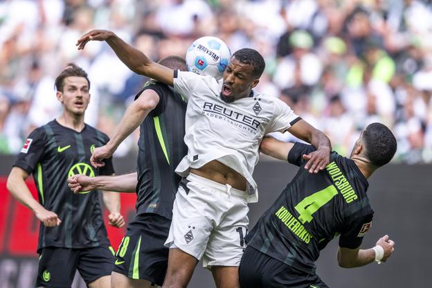 Denis Vavro (uprostred vľavo) a Alassane Plea (uprostred) z Borussie Mönchengladbach počas duelu Mönchengladbach - Wolfsburg.